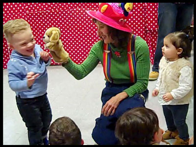 Daisy Doodle uses puppets and music to entertain kids at toddler birthday party Queens nyc
